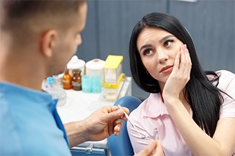 woman with dental emergency visiting dentist